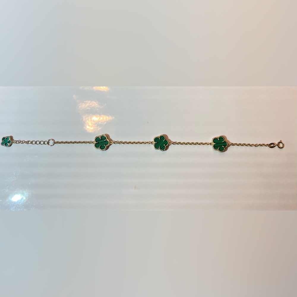 Clover 18k gold plated bracelet. Green color. Gorgeous & new! 💎
